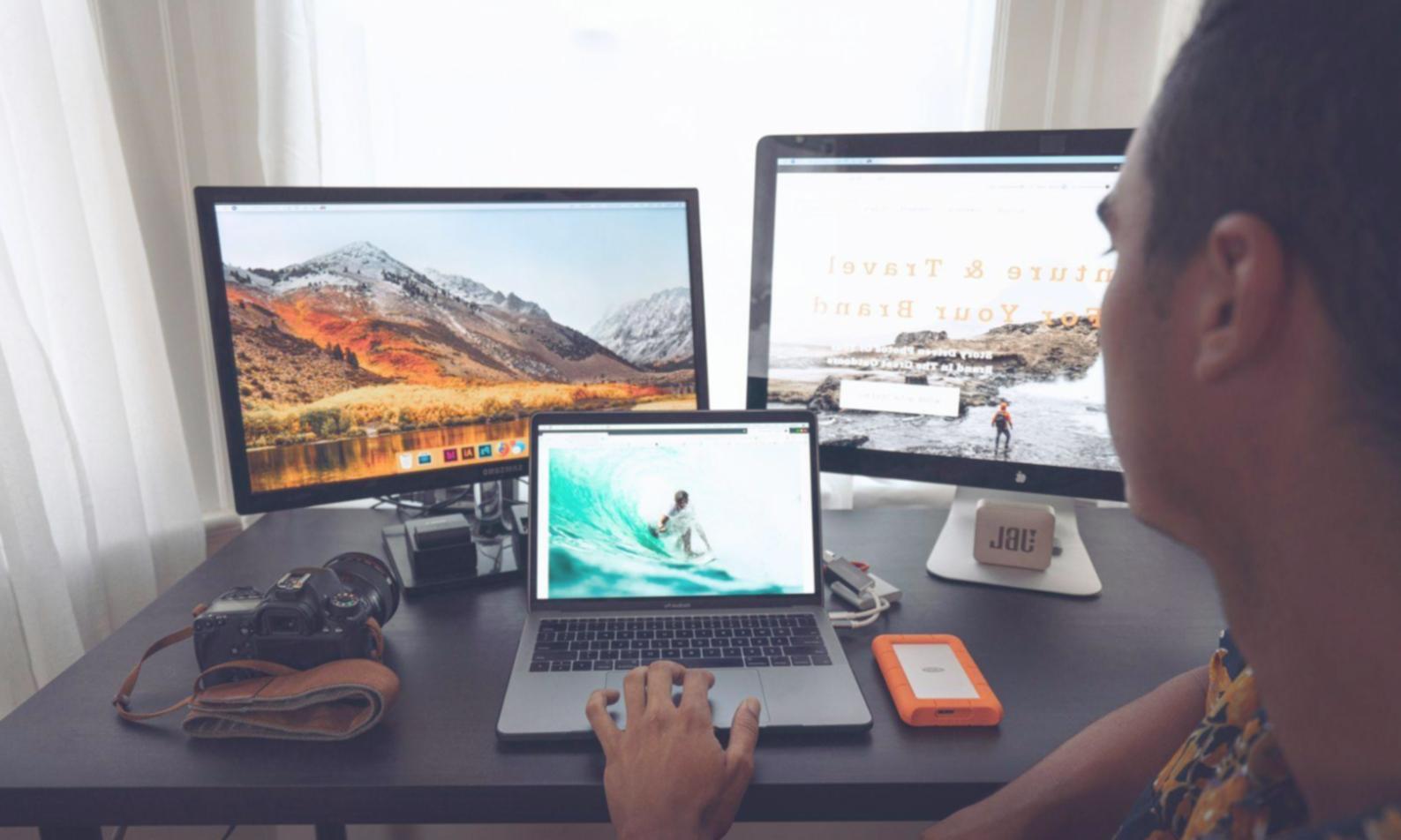 Espace de formation moderne avec écrans d'analyse financière et documents de travail
